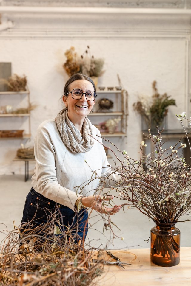 Meisterfloristin Claudia Alijew Wüthrich stellt an "Blumen für die Kunst" aus und interpretiert ein Werk von Künstlerin Barbara Müller (Lenzburg). Treffen in ihrem Atelier "Aufblühen" in Wildegg. Fotografiert am 10. Februar 2026