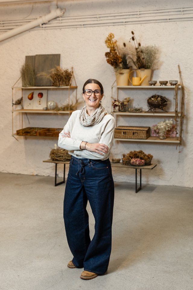 FAVORIT Meisterfloristin Claudia Alijew Wüthrich stellt an "Blumen für die Kunst" aus und interpretiert ein Werk von Künstlerin Barbara Müller (Lenzburg). Treffen in ihrem Atelier "Aufblühen" in Wildegg. Fotografiert am 10. Februar 2026